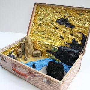 Heidrun Wettengl: One World, Mixed Material im Koffer, 52x60x46 cm, 2015. Alle Rechte vorbehalten.