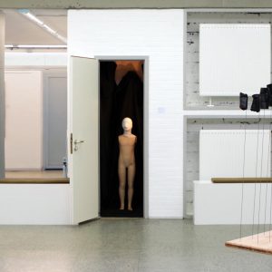 Heidrun Wettengl: Ohne Worte (Ausstellungsansicht), Vlies, Puppe, Mullbinden, 250x90x108 cm, 2021. Alle Rechte vorbehalten.