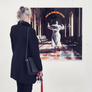 Heidrun Wettengl: Put on your red Shoes and Dance the Blues (Vernissage), Fotoarbeit hinter Acrylglas, 100 x 100 cm, 2025. Alle Rechte vorbehalten.