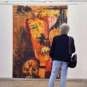 Heidrun Wettengl: Schicksal (Vernissage), Mixed-Media-Grafik auf Plane, 200x150 cm, 2025. Alle Rechte vorbehalten.